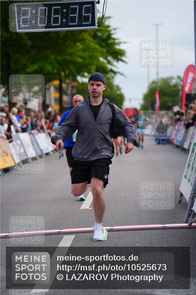 20.09.2026 - PSD Bank Halbmarathon LAZAROV Photography http://msf.ph/oto/10525673 20.09.2026 12:06:35 Ziel 2024, 2684, 4647, 4676, 4717 meine-sportfotos.de