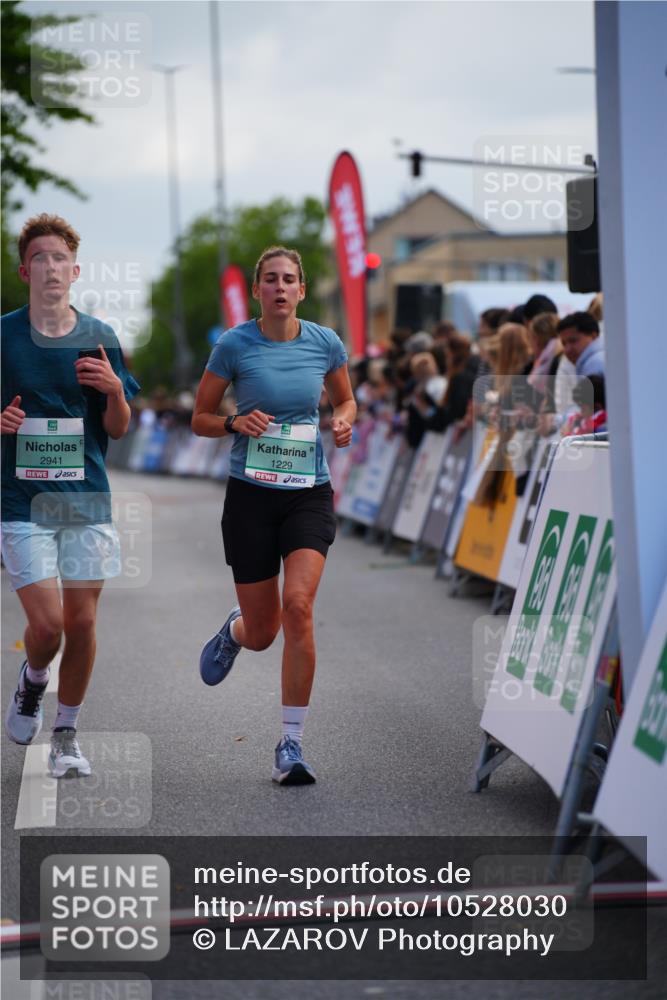 20.09.2026 - PSD Bank Halbmarathon LAZAROV Photography http://msf.ph/oto/10528030 20.09.2026 12:08:35 Ziel 1229, 2478, 2941 meine-sportfotos.de
