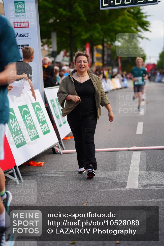 20.09.2026 - PSD Bank Halbmarathon LAZAROV Photography http://msf.ph/oto/10528089 20.09.2026 12:08:39 Ziel 1229, 2478, 2941, 4613 meine-sportfotos.de