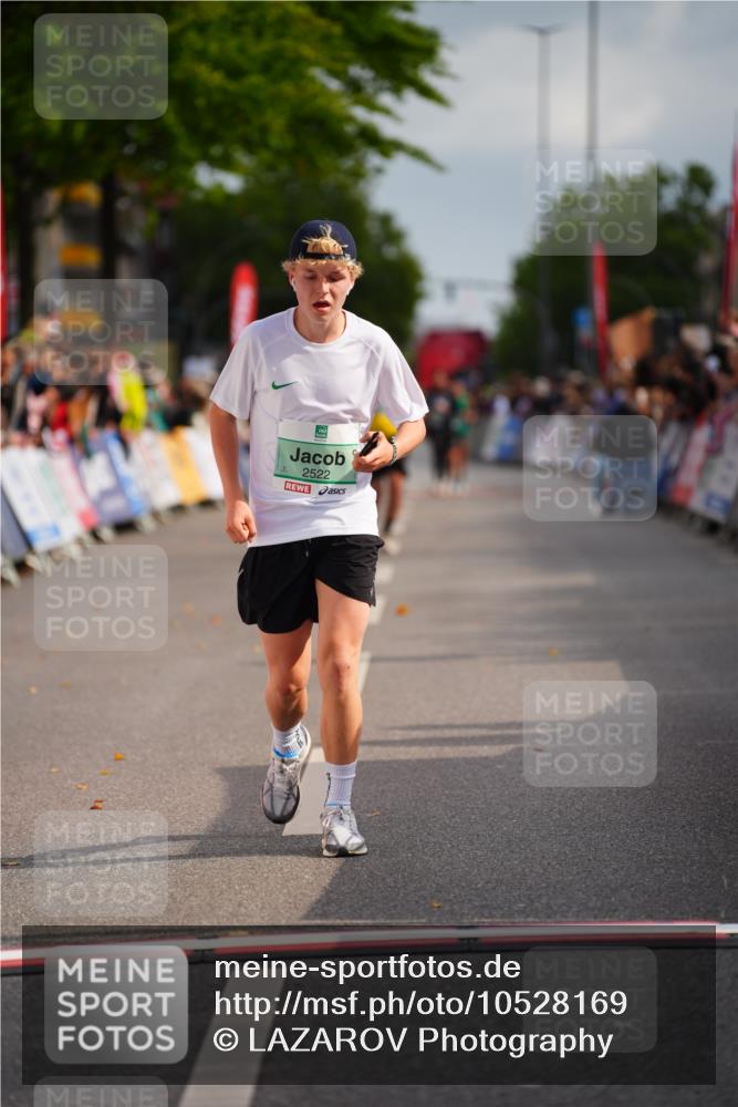 20.09.2026 - PSD Bank Halbmarathon LAZAROV Photography http://msf.ph/oto/10528169 20.09.2026 12:08:45 Ziel 2478, 2522, 4613 meine-sportfotos.de