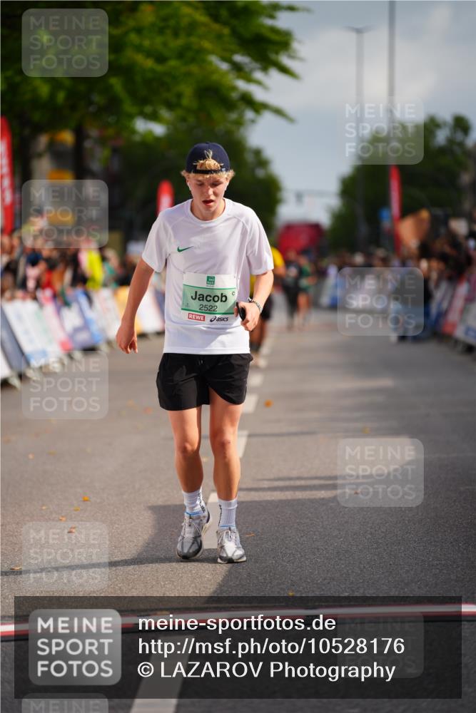 20.09.2026 - PSD Bank Halbmarathon LAZAROV Photography http://msf.ph/oto/10528176 20.09.2026 12:08:45 Ziel 2478, 2522, 4613 meine-sportfotos.de