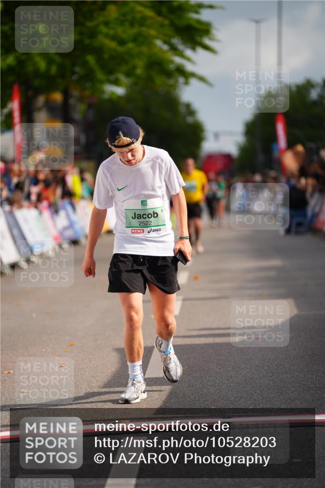 20.09.2026 - PSD Bank Halbmarathon LAZAROV Photography http://msf.ph/oto/10528203 20.09.2026 12:08:45 Ziel 2478, 2522, 4613 meine-sportfotos.de