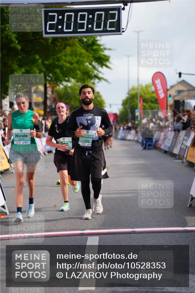 20.09.2026 - PSD Bank Halbmarathon LAZAROV Photography http://msf.ph/oto/10528353 20.09.2026 12:09:01 Ziel 2621, 3279, 3690, 4046 meine-sportfotos.de