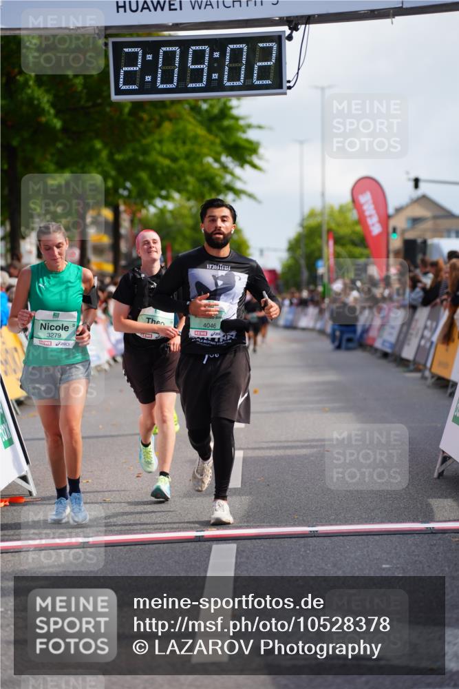 20.09.2026 - PSD Bank Halbmarathon LAZAROV Photography http://msf.ph/oto/10528378 20.09.2026 12:09:01 Ziel 2621, 3279, 3690, 4046 meine-sportfotos.de