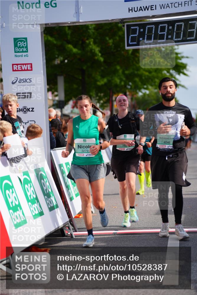 20.09.2026 - PSD Bank Halbmarathon LAZAROV Photography http://msf.ph/oto/10528387 20.09.2026 12:09:02 Ziel 2621, 3279, 3690, 4046 meine-sportfotos.de