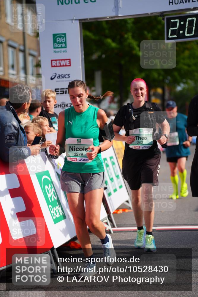 20.09.2026 - PSD Bank Halbmarathon LAZAROV Photography http://msf.ph/oto/10528430 20.09.2026 12:09:03 Ziel 2621, 3279, 3690, 4046 meine-sportfotos.de