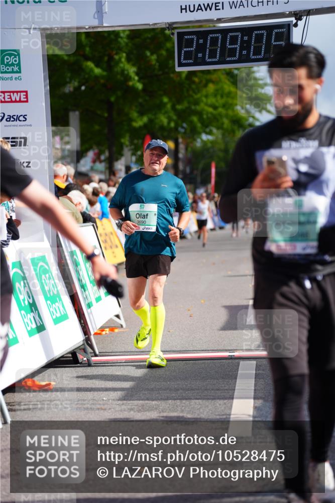 20.09.2026 - PSD Bank Halbmarathon LAZAROV Photography http://msf.ph/oto/10528475 20.09.2026 12:09:05 Ziel 2621, 3279, 3690, 4046 meine-sportfotos.de