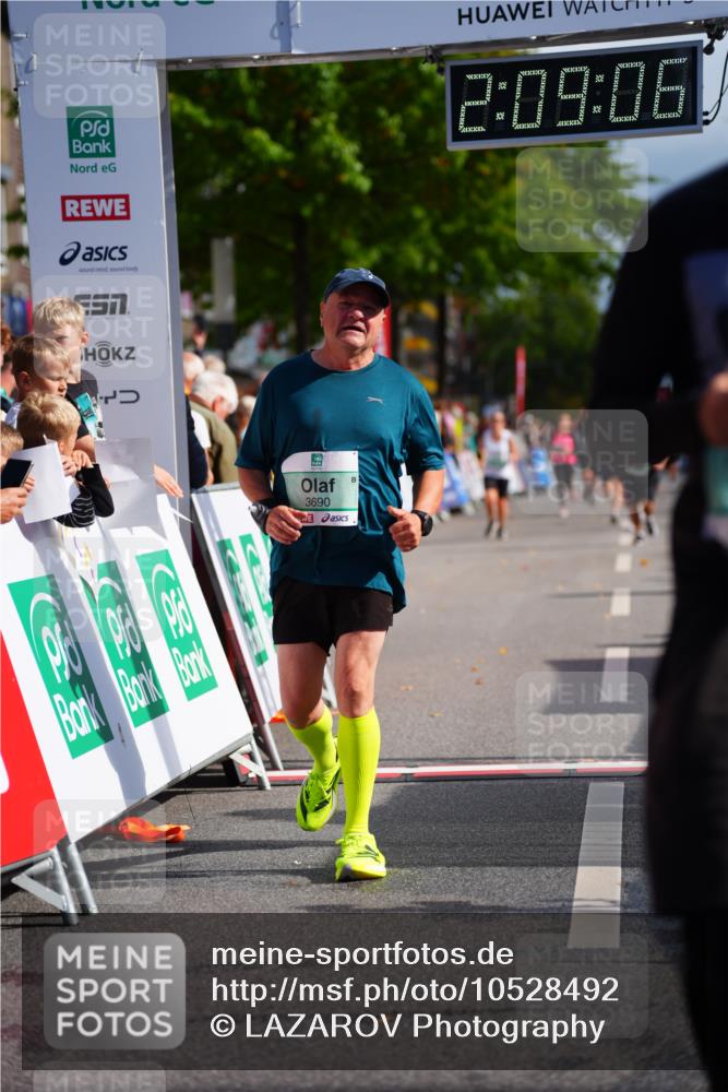 20.09.2026 - PSD Bank Halbmarathon LAZAROV Photography http://msf.ph/oto/10528492 20.09.2026 12:09:05 Ziel 2621, 3279, 3690, 4046 meine-sportfotos.de