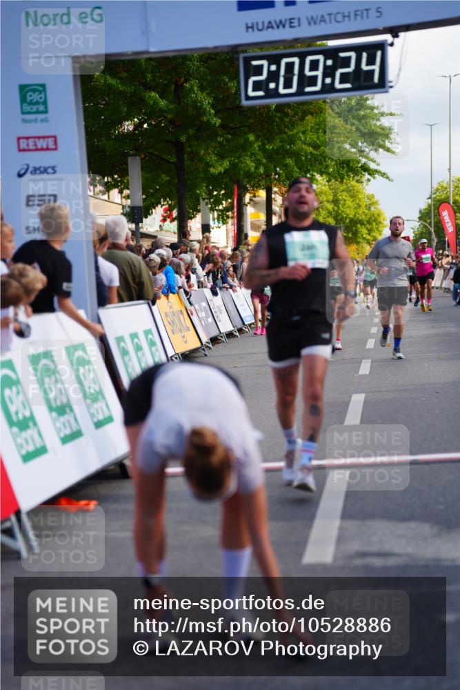 20.09.2026 - PSD Bank Halbmarathon LAZAROV Photography http://msf.ph/oto/10528886 20.09.2026 12:09:23 Ziel 1065, 1066, 1945, 2405, 3432, 4240, 4559 meine-sportfotos.de
