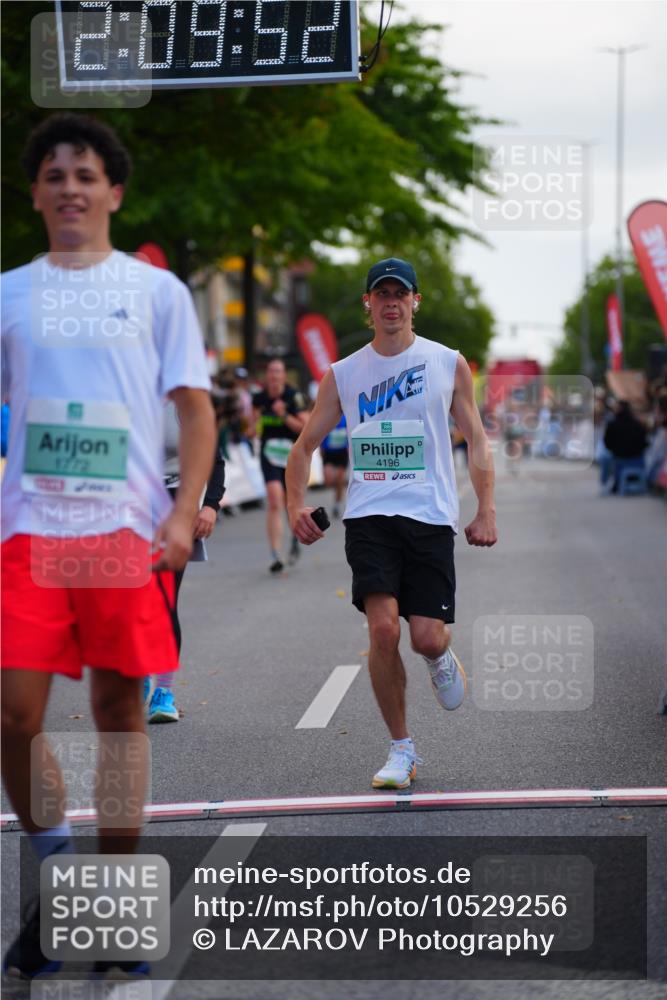 20.09.2026 - PSD Bank Halbmarathon LAZAROV Photography http://msf.ph/oto/10529256 20.09.2026 12:09:51 Ziel 1772, 1923, 2004, 2018, 4185, 4196, 4715 meine-sportfotos.de