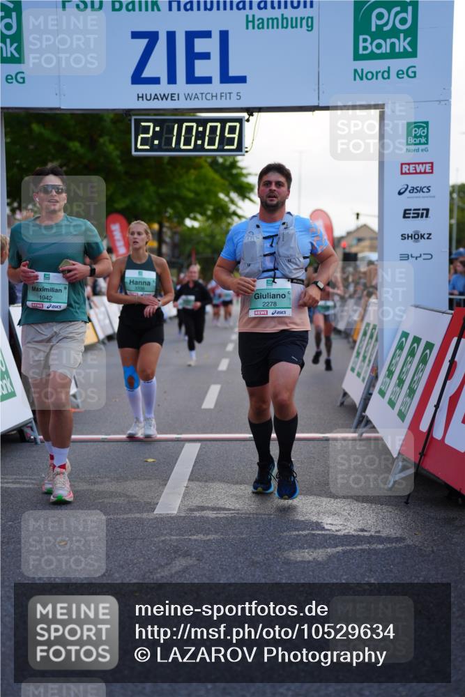 20.09.2026 - PSD Bank Halbmarathon LAZAROV Photography http://msf.ph/oto/10529634 20.09.2026 12:10:09 Ziel 1179, 1180, 1942, 2278, 2497, 2667, 2963, 3338, 4397 meine-sportfotos.de