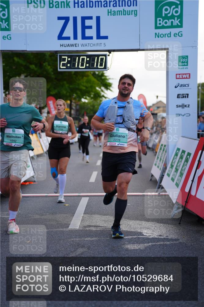 20.09.2026 - PSD Bank Halbmarathon LAZAROV Photography http://msf.ph/oto/10529684 20.09.2026 12:10:09 Ziel 1179, 1180, 1942, 2278, 2497, 2667, 2963, 3338, 4397 meine-sportfotos.de