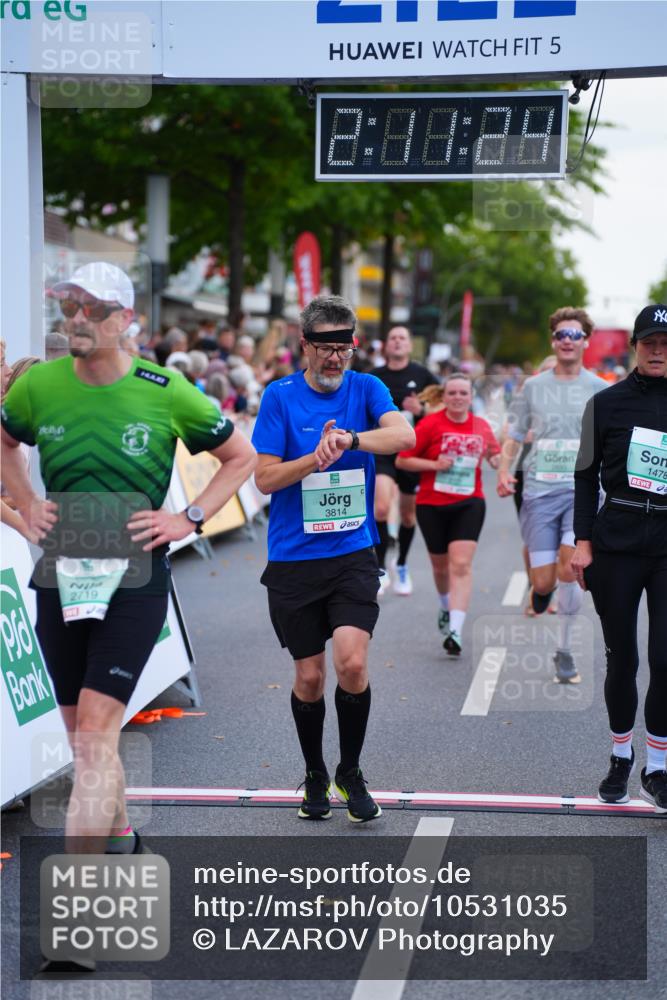 20.09.2026 - PSD Bank Halbmarathon LAZAROV Photography http://msf.ph/oto/10531035 20.09.2026 12:11:24 Ziel 1267, 1478, 2357, 2719, 2739, 2893, 3145, 3814 meine-sportfotos.de
