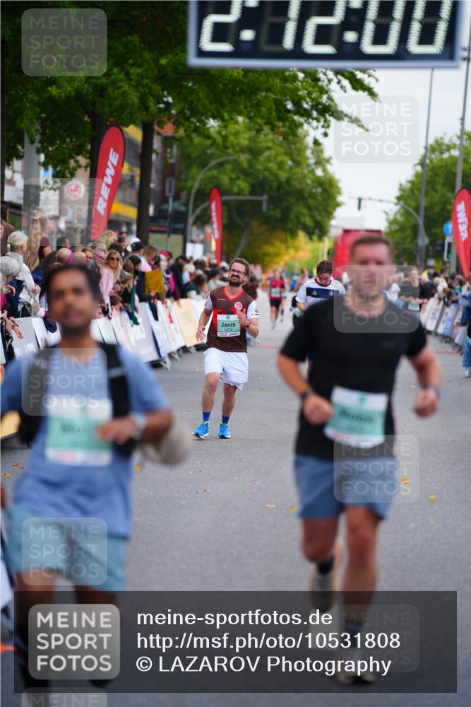 20.09.2026 - PSD Bank Halbmarathon LAZAROV Photography http://msf.ph/oto/10531808 20.09.2026 12:12:00 Ziel 1858, 3017, 4375 meine-sportfotos.de