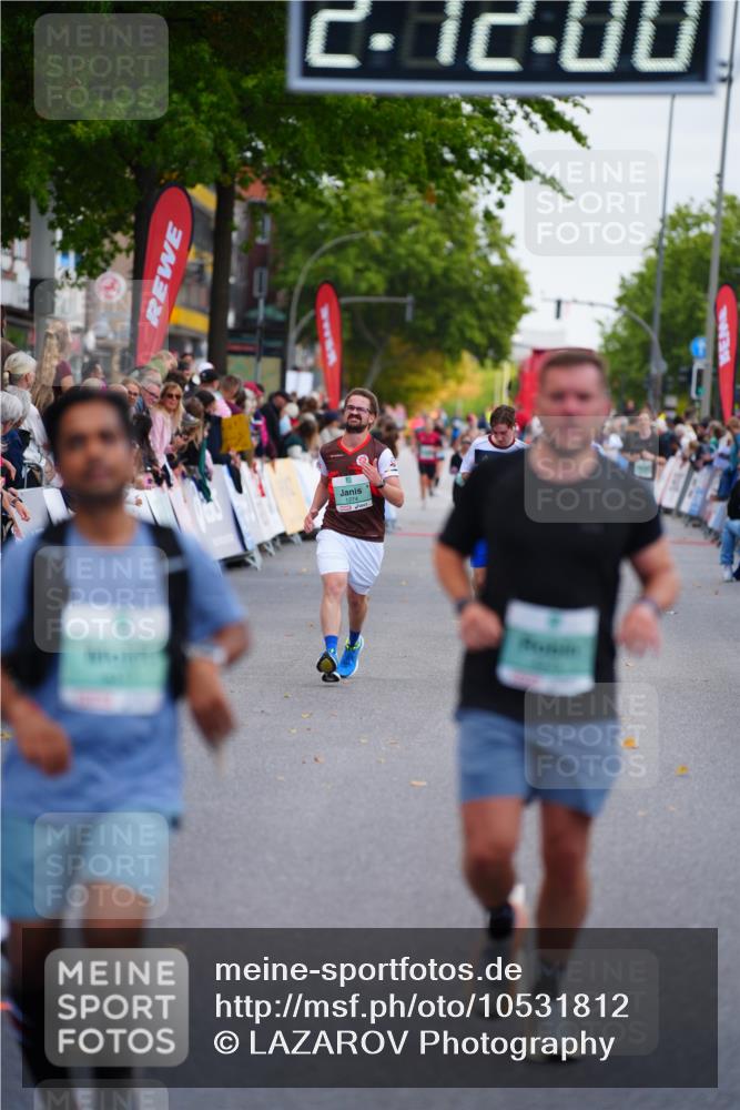 20.09.2026 - PSD Bank Halbmarathon LAZAROV Photography http://msf.ph/oto/10531812 20.09.2026 12:12:00 Ziel 1858, 3017, 4375 meine-sportfotos.de