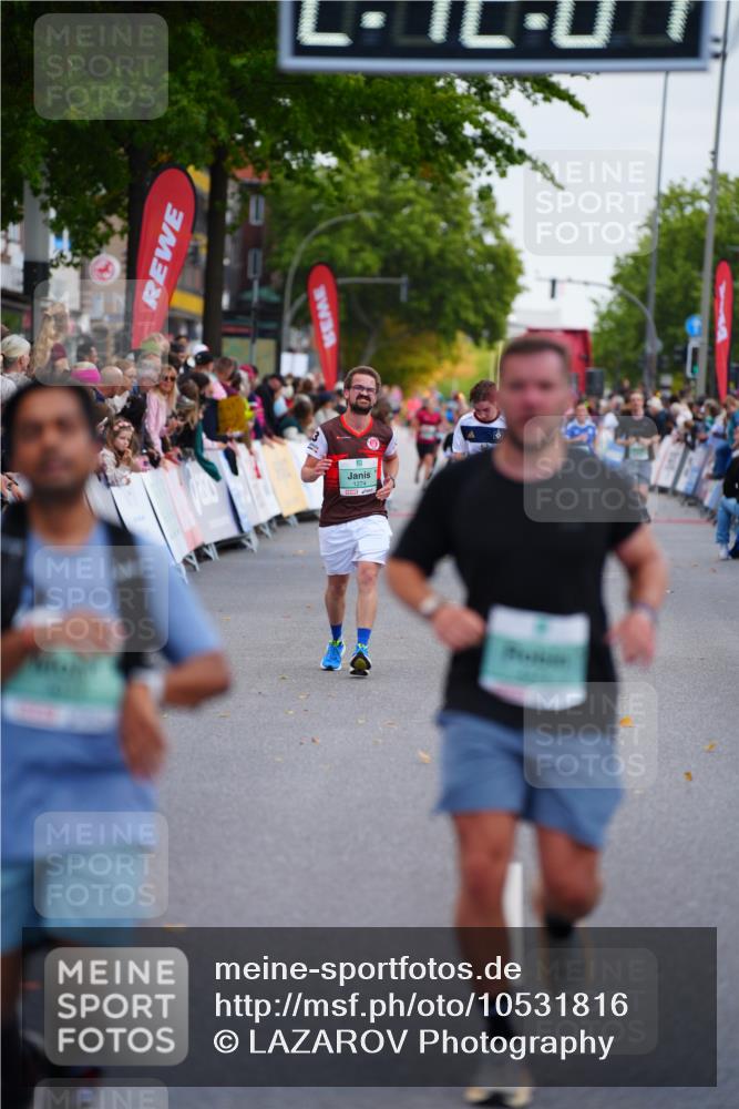 20.09.2026 - PSD Bank Halbmarathon LAZAROV Photography http://msf.ph/oto/10531816 20.09.2026 12:12:00 Ziel 1858, 3017, 4375 meine-sportfotos.de