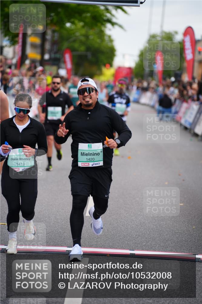 20.09.2026 - PSD Bank Halbmarathon LAZAROV Photography http://msf.ph/oto/10532008 20.09.2026 12:12:18 Ziel 1419, 1420, 1967, 3098, 3133, 3224, 4050, 4798 meine-sportfotos.de