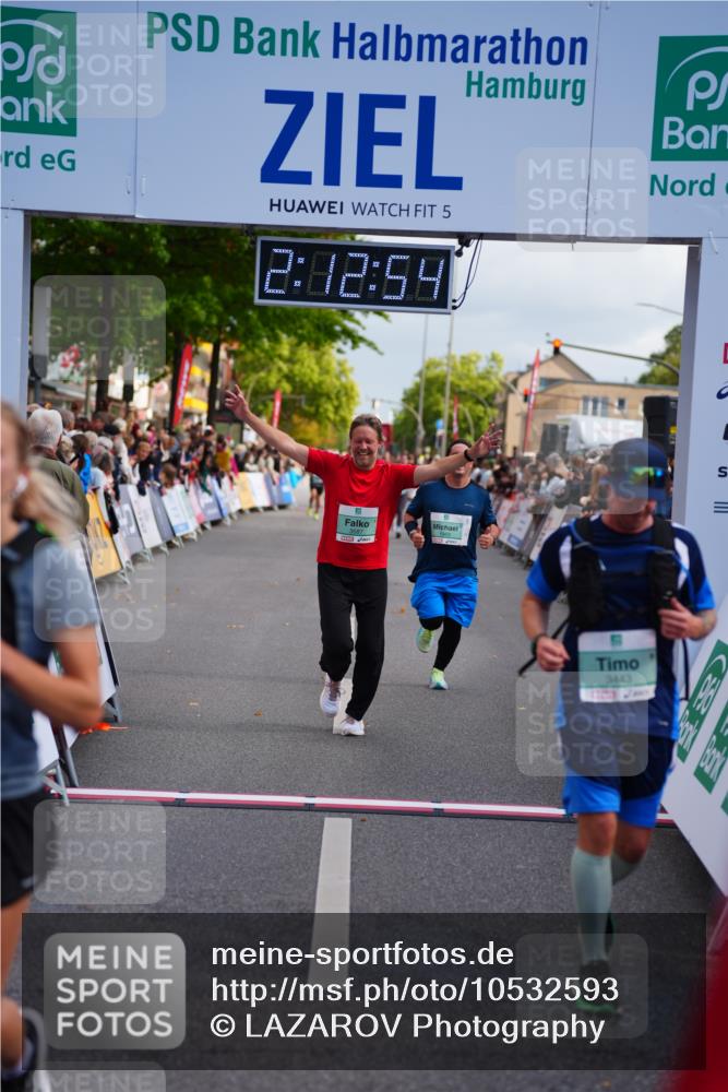 20.09.2026 - PSD Bank Halbmarathon LAZAROV Photography http://msf.ph/oto/10532593 20.09.2026 12:12:53 Ziel 1170, 1171, 1963, 2428, 2764, 2804, 3443, 3587, 4384 meine-sportfotos.de