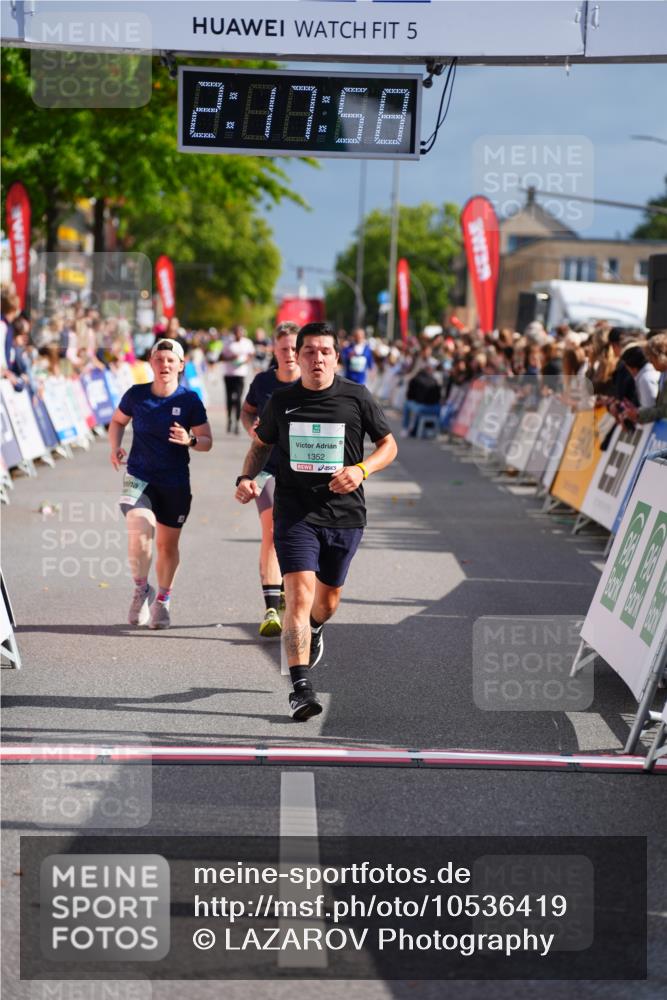 20.09.2026 - PSD Bank Halbmarathon LAZAROV Photography http://msf.ph/oto/10536419 20.09.2026 12:17:58 Ziel 1352, 1613, 1868, 3794, 3905 meine-sportfotos.de