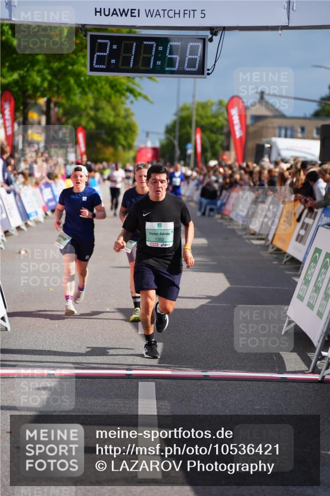 20.09.2026 - PSD Bank Halbmarathon LAZAROV Photography http://msf.ph/oto/10536421 20.09.2026 12:17:58 Ziel 1352, 1613, 1868, 3794, 3905 meine-sportfotos.de