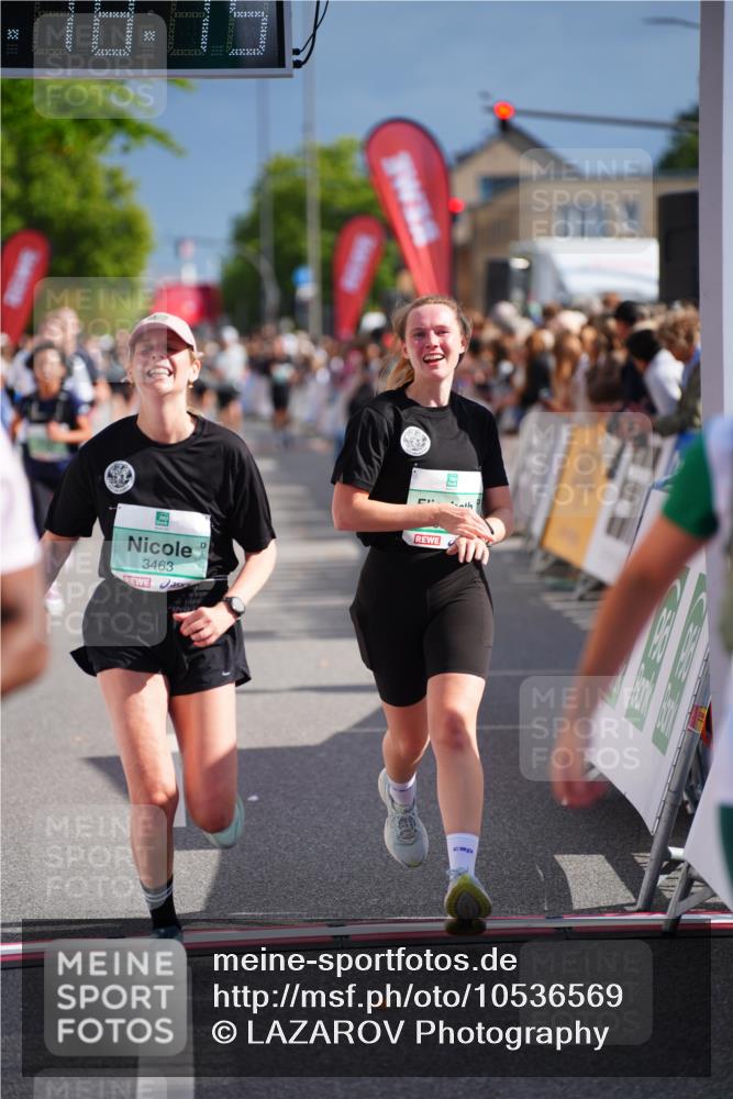 20.09.2026 - PSD Bank Halbmarathon LAZAROV Photography http://msf.ph/oto/10536569 20.09.2026 12:18:15 Ziel 2435, 2653, 3258, 3331, 3361, 3463, 4300, 4582 meine-sportfotos.de