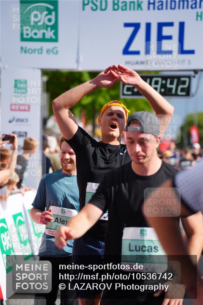 20.09.2026 - PSD Bank Halbmarathon LAZAROV Photography http://msf.ph/oto/10536742 20.09.2026 12:18:41 Ziel 1011, 1270, 1424, 1425, 2121, 2137, 2413, 2628, 2867, 3084, 3409, 3540, 3806, 3875, 4159 meine-sportfotos.de