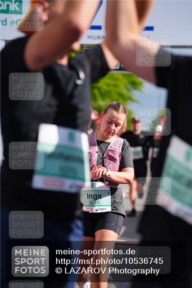 20.09.2026 - PSD Bank Halbmarathon LAZAROV Photography http://msf.ph/oto/10536745 20.09.2026 12:18:43 Ziel 1270, 1424, 1425, 1998, 2121, 2137, 2413, 2867, 3084, 3409, 3540, 3597, 3616, 3806, 3875 meine-sportfotos.de