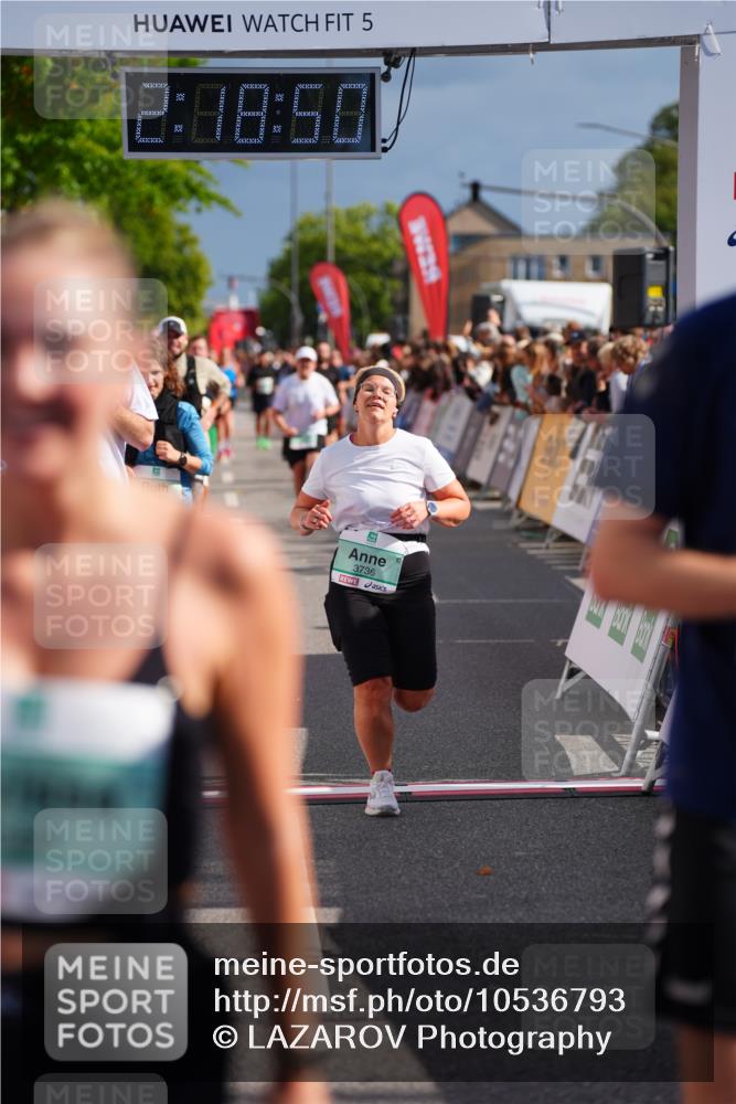 20.09.2026 - PSD Bank Halbmarathon LAZAROV Photography http://msf.ph/oto/10536793 20.09.2026 12:18:50 Ziel 1223, 1424, 1425, 1694, 1998, 2137, 2912, 3597, 3616, 3736 meine-sportfotos.de