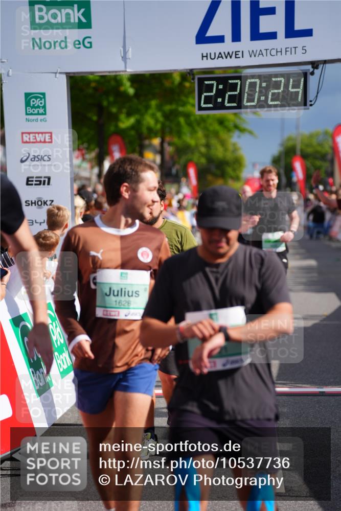 20.09.2026 - PSD Bank Halbmarathon LAZAROV Photography http://msf.ph/oto/10537736 20.09.2026 12:20:24 Ziel 1021, 1261, 1628, 1755, 1892, 2737, 3085, 4228, 4237, 4270, 4632 meine-sportfotos.de