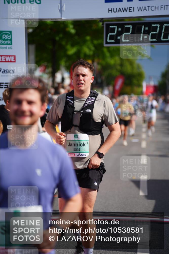 20.09.2026 - PSD Bank Halbmarathon LAZAROV Photography http://msf.ph/oto/10538581 20.09.2026 12:21:20 Ziel 1004, 1143, 1281, 2906, 2907, 3197 meine-sportfotos.de
