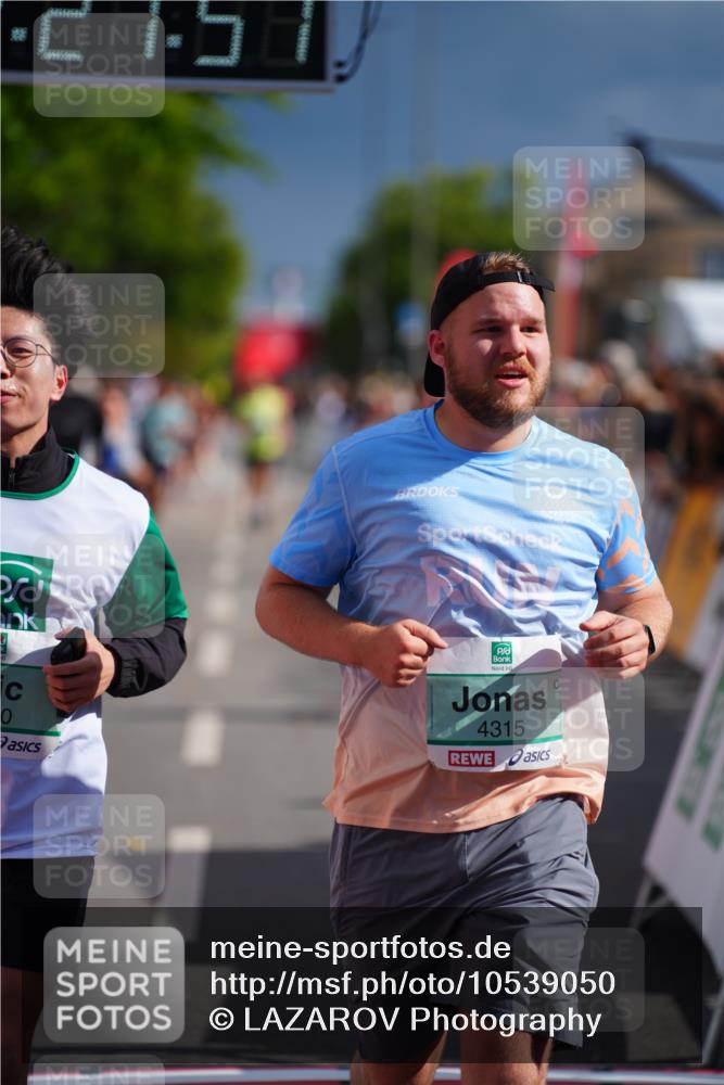 20.09.2026 - PSD Bank Halbmarathon LAZAROV Photography http://msf.ph/oto/10539050 20.09.2026 12:21:57 Ziel 1041, 1659, 2060, 2235, 2419, 2917, 4303, 4310, 4315 meine-sportfotos.de