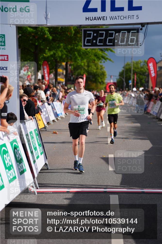 20.09.2026 - PSD Bank Halbmarathon LAZAROV Photography http://msf.ph/oto/10539144 20.09.2026 12:22:06 Ziel 1773, 2235, 2770, 3014, 3741, 4413 meine-sportfotos.de