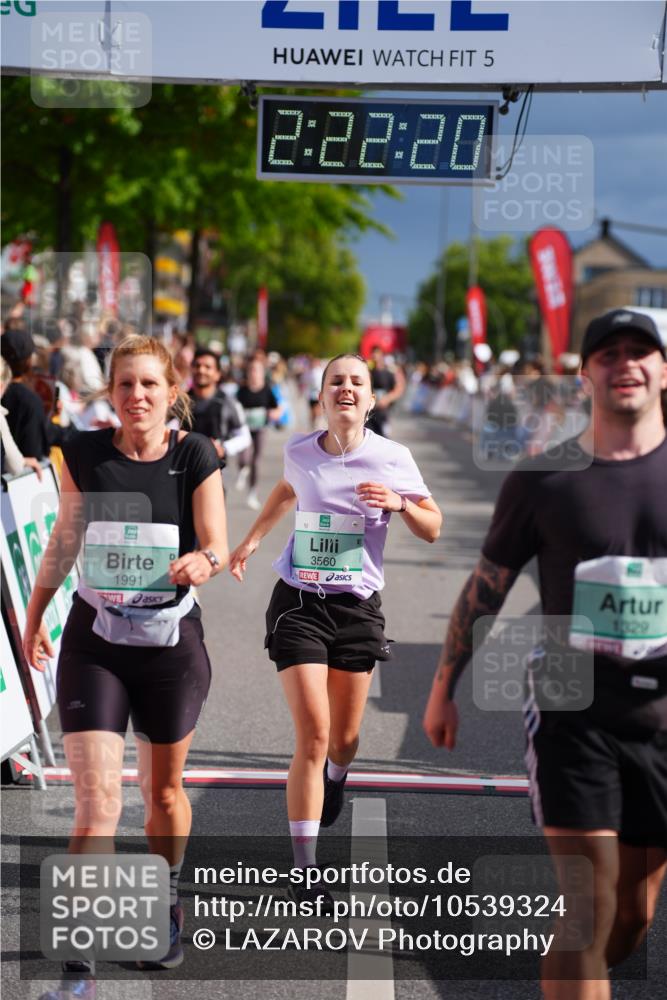 20.09.2026 - PSD Bank Halbmarathon LAZAROV Photography http://msf.ph/oto/10539324 20.09.2026 12:22:19 Ziel 1329, 1991, 3560, 4337, 4361 meine-sportfotos.de