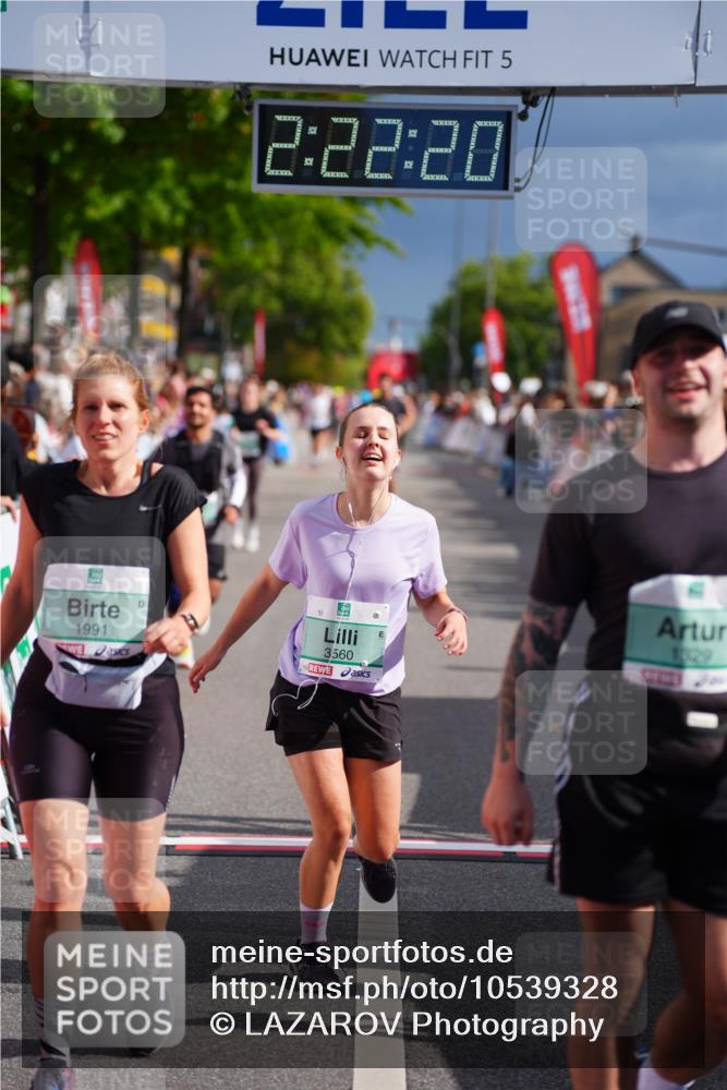 20.09.2026 - PSD Bank Halbmarathon LAZAROV Photography http://msf.ph/oto/10539328 20.09.2026 12:22:19 Ziel 1329, 1991, 3560, 4337, 4361 meine-sportfotos.de