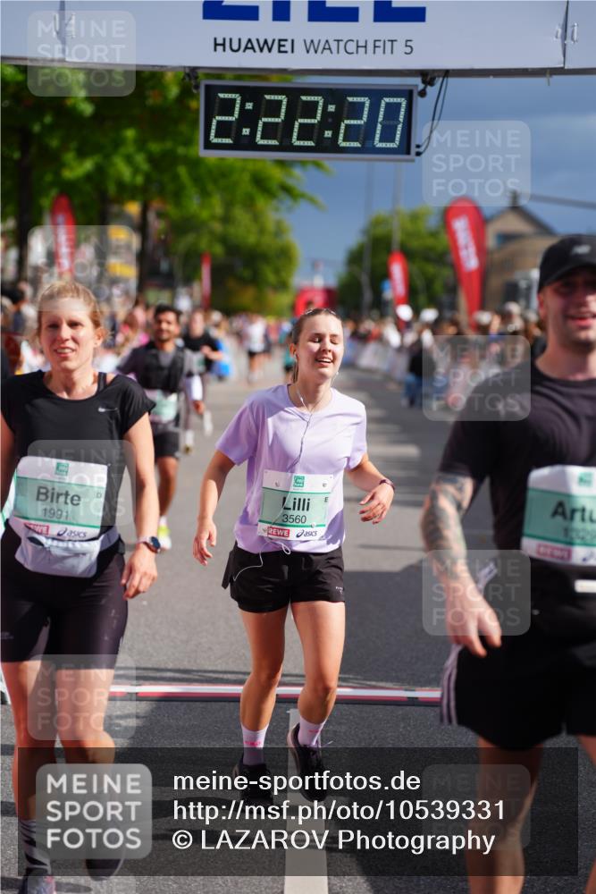 20.09.2026 - PSD Bank Halbmarathon LAZAROV Photography http://msf.ph/oto/10539331 20.09.2026 12:22:19 Ziel 1329, 1991, 3560, 4337, 4361 meine-sportfotos.de