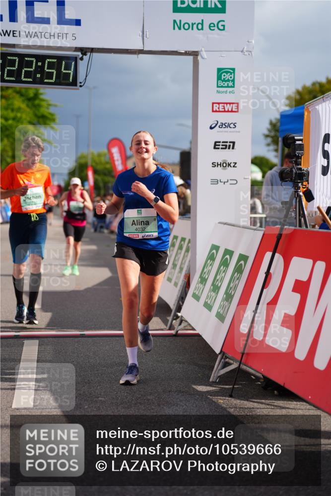 20.09.2026 - PSD Bank Halbmarathon LAZAROV Photography http://msf.ph/oto/10539666 20.09.2026 12:22:54 Ziel 1939, 2319, 2710, 3245, 3358, 3541, 4032 meine-sportfotos.de