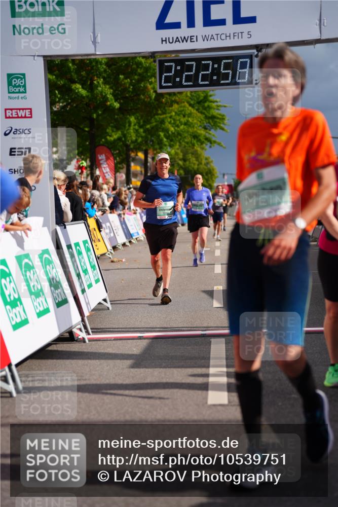 20.09.2026 - PSD Bank Halbmarathon LAZAROV Photography http://msf.ph/oto/10539751 20.09.2026 12:22:58 Ziel 1378, 1391, 1939, 2319, 2710, 3541, 4032 meine-sportfotos.de