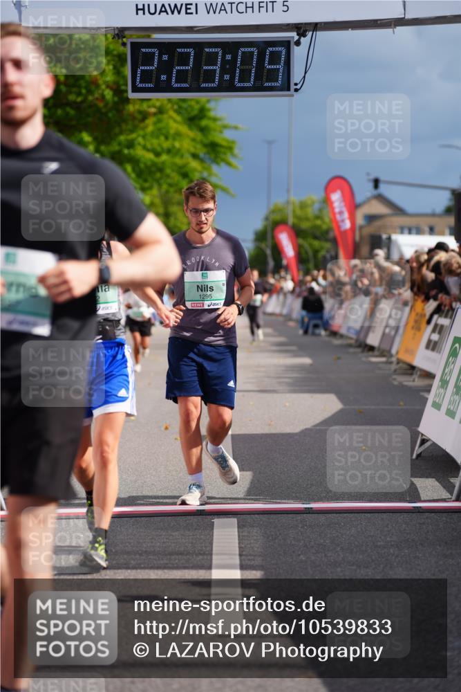 20.09.2026 - PSD Bank Halbmarathon LAZAROV Photography http://msf.ph/oto/10539833 20.09.2026 12:23:08 Ziel 1295, 1378, 2337, 4202 meine-sportfotos.de
