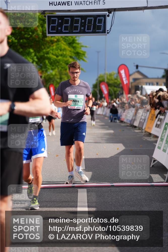 20.09.2026 - PSD Bank Halbmarathon LAZAROV Photography http://msf.ph/oto/10539839 20.09.2026 12:23:08 Ziel 1295, 1378, 2337, 4202 meine-sportfotos.de