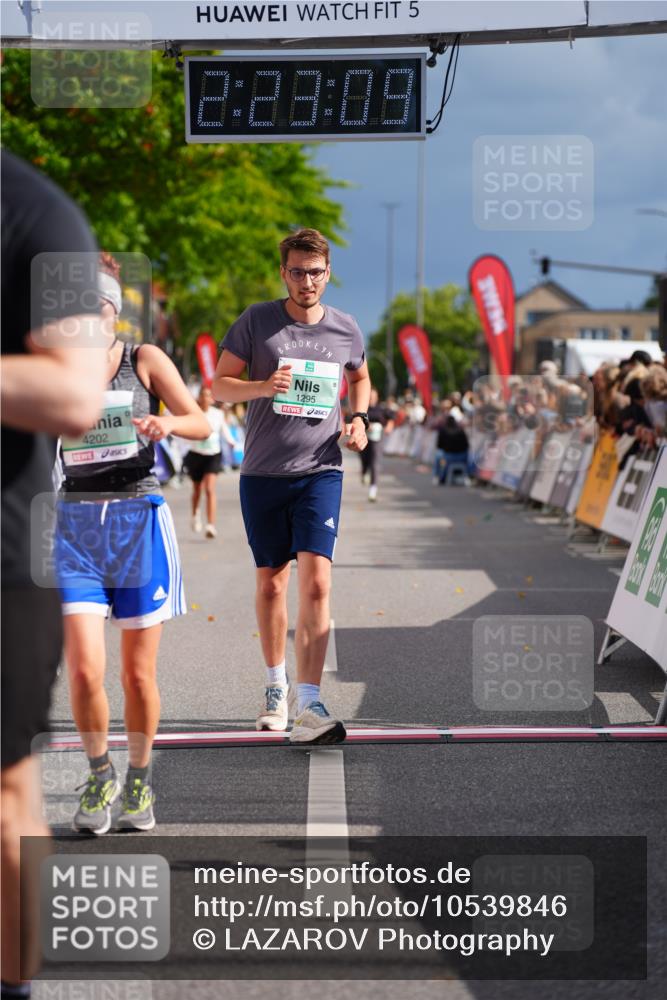 20.09.2026 - PSD Bank Halbmarathon LAZAROV Photography http://msf.ph/oto/10539846 20.09.2026 12:23:08 Ziel 1295, 1378, 2337, 4202 meine-sportfotos.de