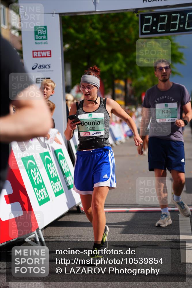 20.09.2026 - PSD Bank Halbmarathon LAZAROV Photography http://msf.ph/oto/10539854 20.09.2026 12:23:09 Ziel 1295, 1378, 2337, 4202 meine-sportfotos.de
