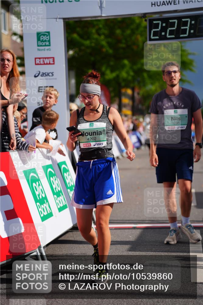 20.09.2026 - PSD Bank Halbmarathon LAZAROV Photography http://msf.ph/oto/10539860 20.09.2026 12:23:09 Ziel 1295, 1378, 2337, 4202 meine-sportfotos.de