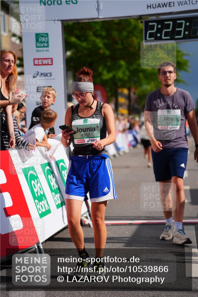 20.09.2026 - PSD Bank Halbmarathon LAZAROV Photography http://msf.ph/oto/10539866 20.09.2026 12:23:09 Ziel 1295, 1378, 2337, 4202 meine-sportfotos.de