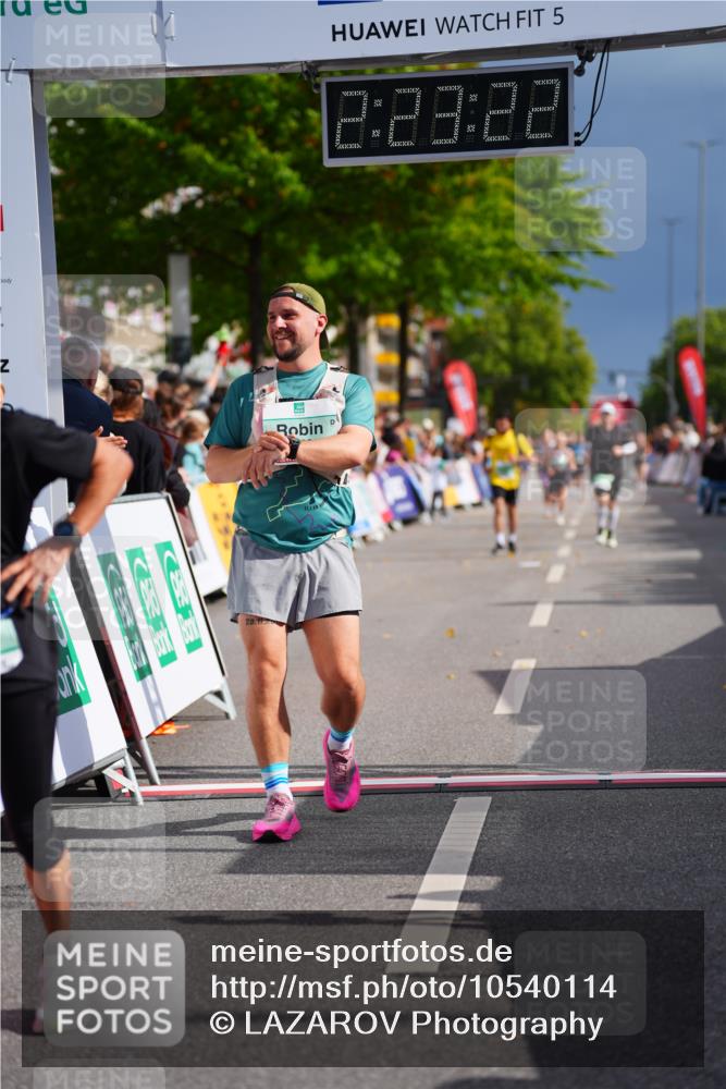 20.09.2026 - PSD Bank Halbmarathon LAZAROV Photography http://msf.ph/oto/10540114 20.09.2026 12:23:21 Ziel 2193, 2746, 2916, 4271, 4284 meine-sportfotos.de