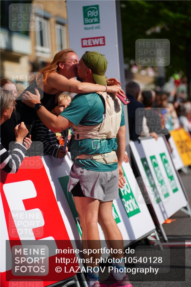 20.09.2026 - PSD Bank Halbmarathon LAZAROV Photography http://msf.ph/oto/10540128 20.09.2026 12:23:25 Ziel 2193, 2916, 4667 meine-sportfotos.de