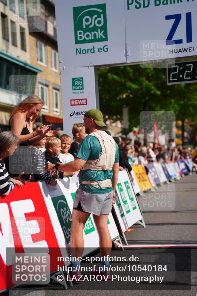 20.09.2026 - PSD Bank Halbmarathon LAZAROV Photography http://msf.ph/oto/10540184 20.09.2026 12:23:27 Ziel 2193, 2916, 4628, 4667 meine-sportfotos.de