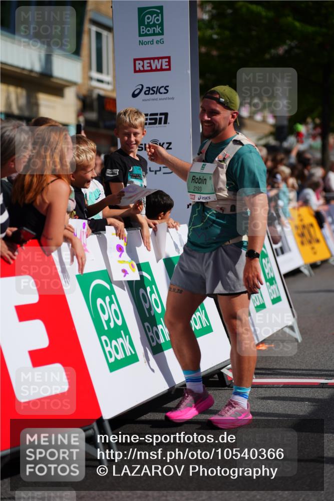 20.09.2026 - PSD Bank Halbmarathon LAZAROV Photography http://msf.ph/oto/10540366 20.09.2026 12:23:41 Ziel 1884, 1917, 1918, 2384, 2624, 3595, 3650, 3978, 4517 meine-sportfotos.de