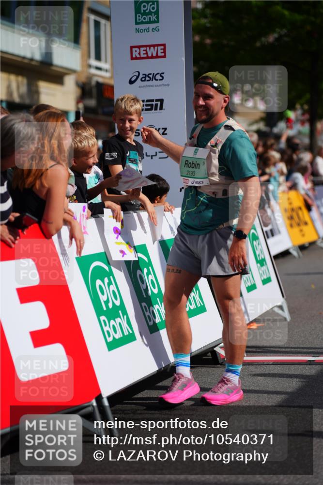 20.09.2026 - PSD Bank Halbmarathon LAZAROV Photography http://msf.ph/oto/10540371 20.09.2026 12:23:41 Ziel 1884, 1917, 1918, 2384, 2624, 3595, 3650, 3978, 4517 meine-sportfotos.de