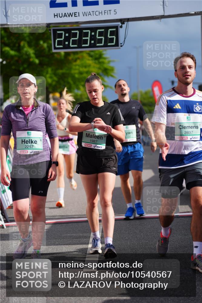20.09.2026 - PSD Bank Halbmarathon LAZAROV Photography http://msf.ph/oto/10540567 20.09.2026 12:23:55 Ziel 1136, 1513, 1987, 2150, 2257, 2414, 2897 meine-sportfotos.de