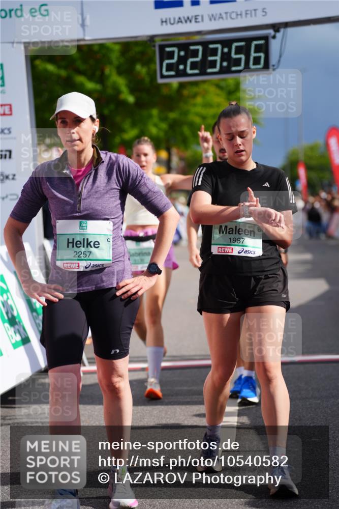 20.09.2026 - PSD Bank Halbmarathon LAZAROV Photography http://msf.ph/oto/10540582 20.09.2026 12:23:56 Ziel 1136, 1987, 2150, 2257, 2414, 2897 meine-sportfotos.de